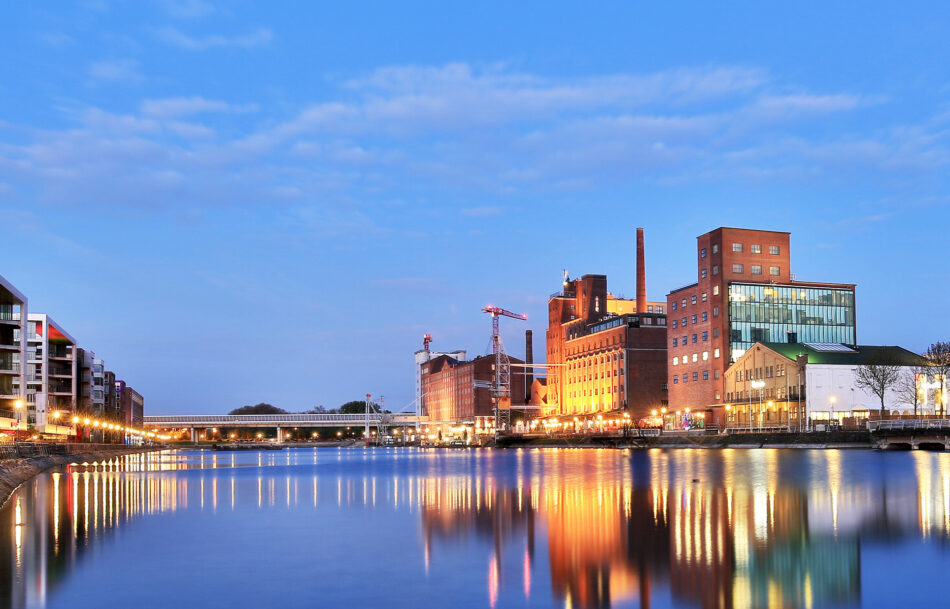 EatHappy-Duisburg-alter-Hafen-Indrustrie-bei-Sonnenuntergan